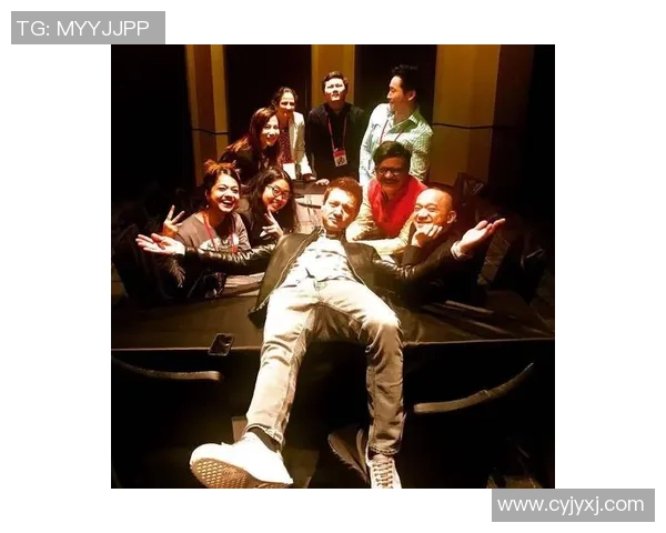 足球明星街头偶遇粉丝热情要求合影瞬间引发围观热潮